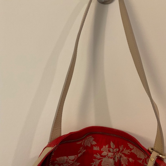 A large red leather beautifully embroidered bag - Picture 3 of 16